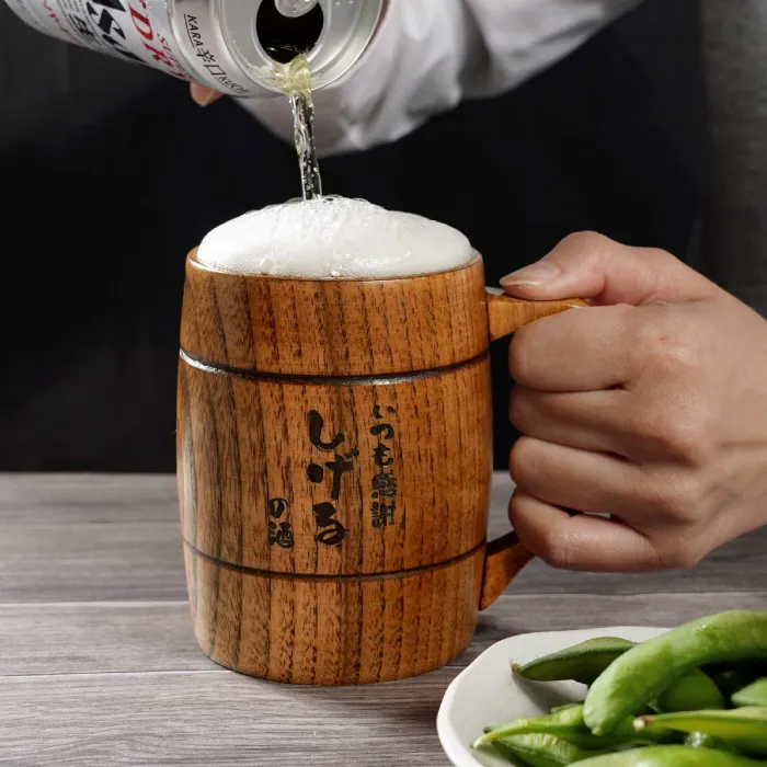 木製ジョッキにビールを注ぐ