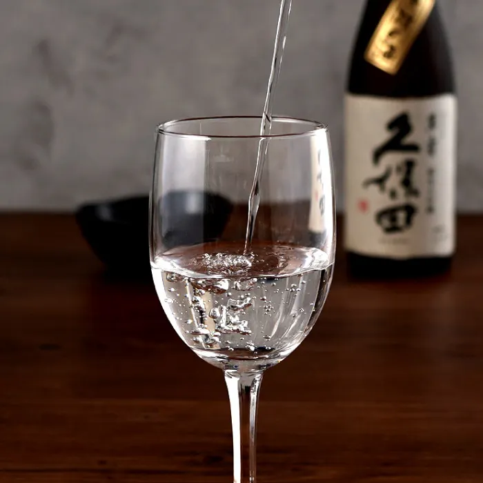 日本酒をグラスに注ぐ