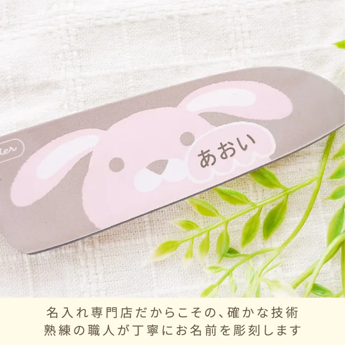 熟練の職人が丁寧にお名前を彫刻します