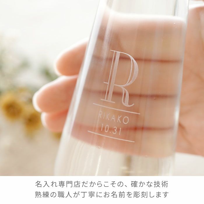 熟練の職人が丁寧にお名前を彫刻します