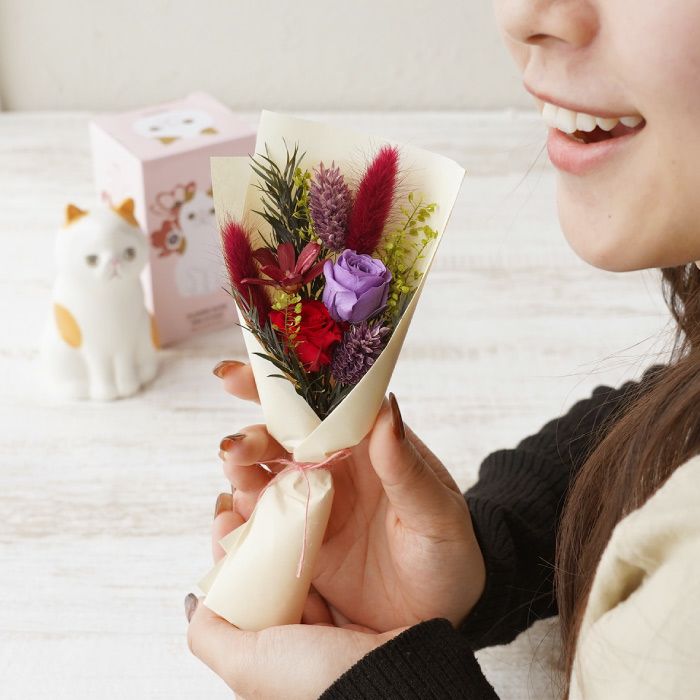 ちょこんと座る猫 プリザーブドフラワー